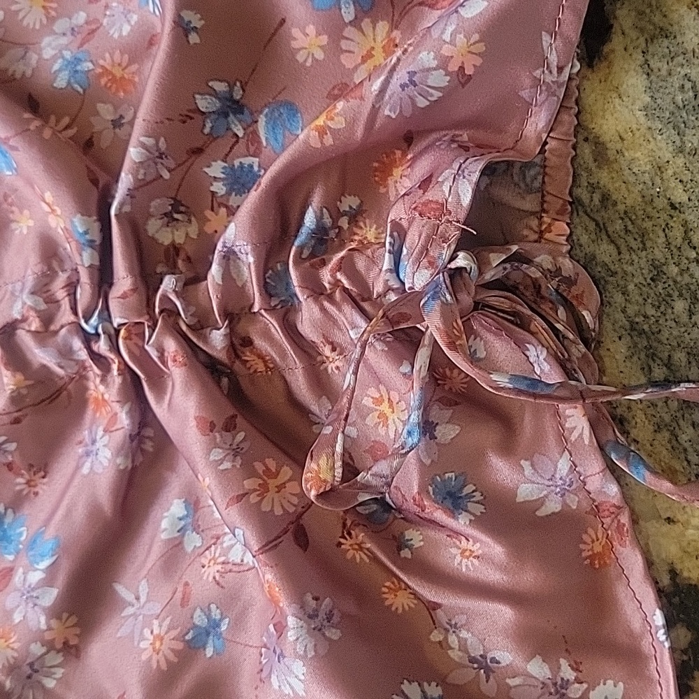 Hippie Rose beautiful satin like top - Picture 4 of 10